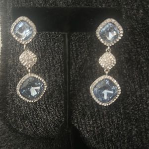 These are earrings NWOT… never worn. 2 inches long.